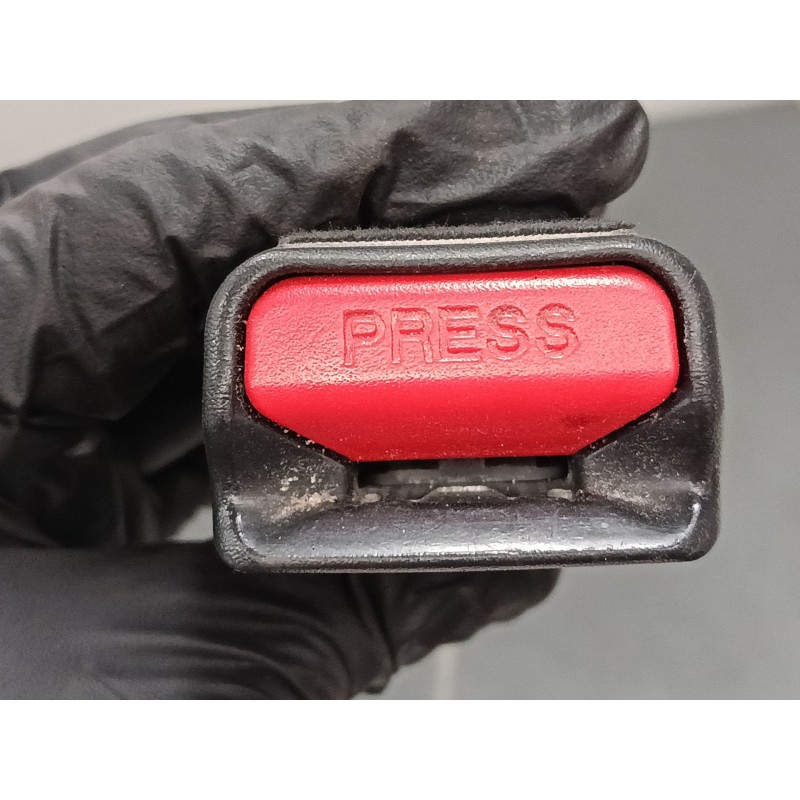 Recambio de anclaje cinturon delantero izquierdo para kia sportage iv (ql, qle) 1.7 crdi referencia OEM IAM 88830 F1000  