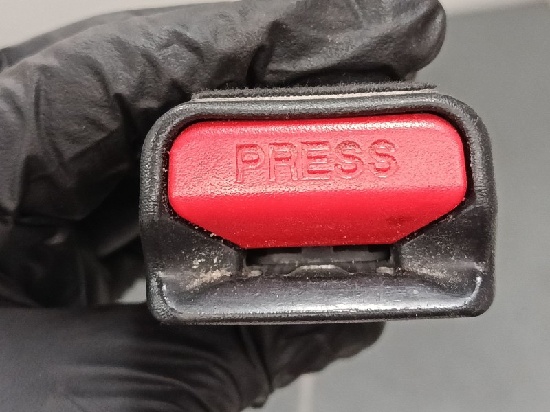 Recambio de anclaje cinturon delantero izquierdo para kia sportage iv (ql, qle) 1.7 crdi referencia OEM IAM 88830 F1000  