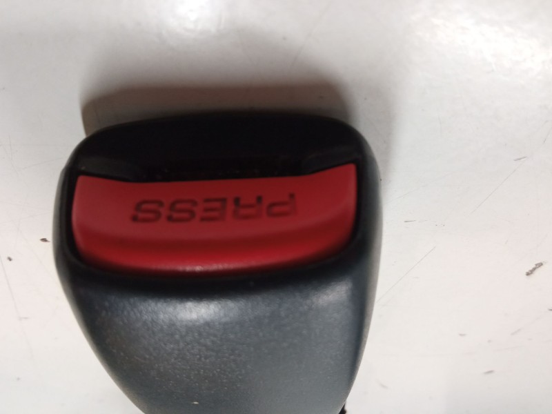 Recambio de anclaje cinturon trasero derecho para mazda 3 (bk) 1.6 di turbo referencia OEM IAM   