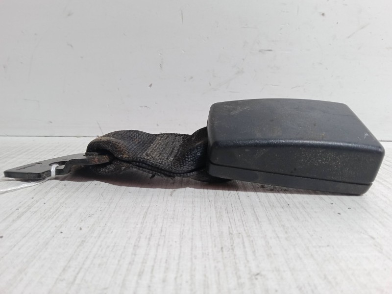 Recambio de anclaje cinturon trasero derecho para opel meriva a monospace (x03) 1.4 16v twinport (e75) referencia OEM IAM   