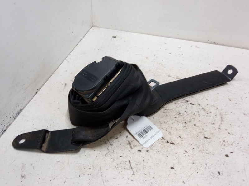 Recambio de cinturon seguridad tercera fila derecho para volkswagen caravelle 2,4 5v 2-aab-2m referencia OEM IAM 705857815  