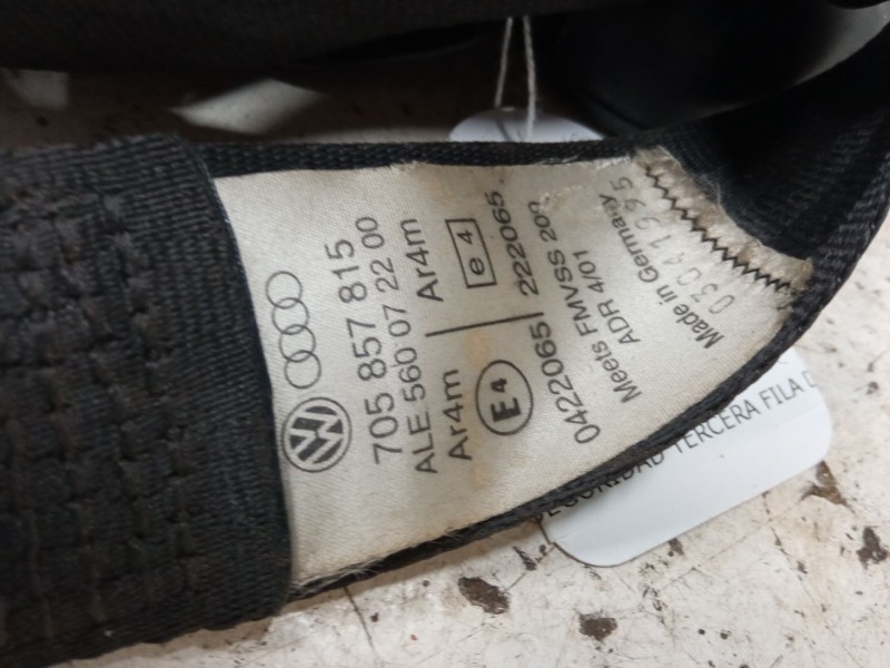 Recambio de cinturon seguridad tercera fila derecho para volkswagen caravelle 2,4 5v 2-aab-2m referencia OEM IAM 705857815  