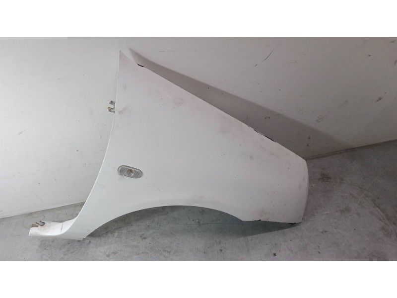 Recambio de aleta delantera derecha para renault clio ii (bb_, cb_) 1.2 (bb0a, bb0f, bb10, bb1k, bb28, bb2d, bb2h, cb0a,... refe