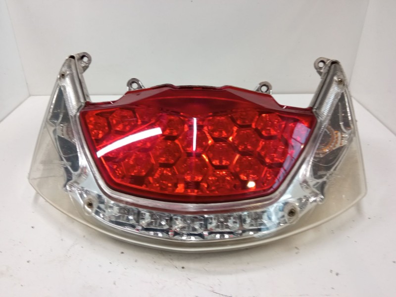 Recambio de piloto trasero central para daelim sv125 referencia OEM IAM   