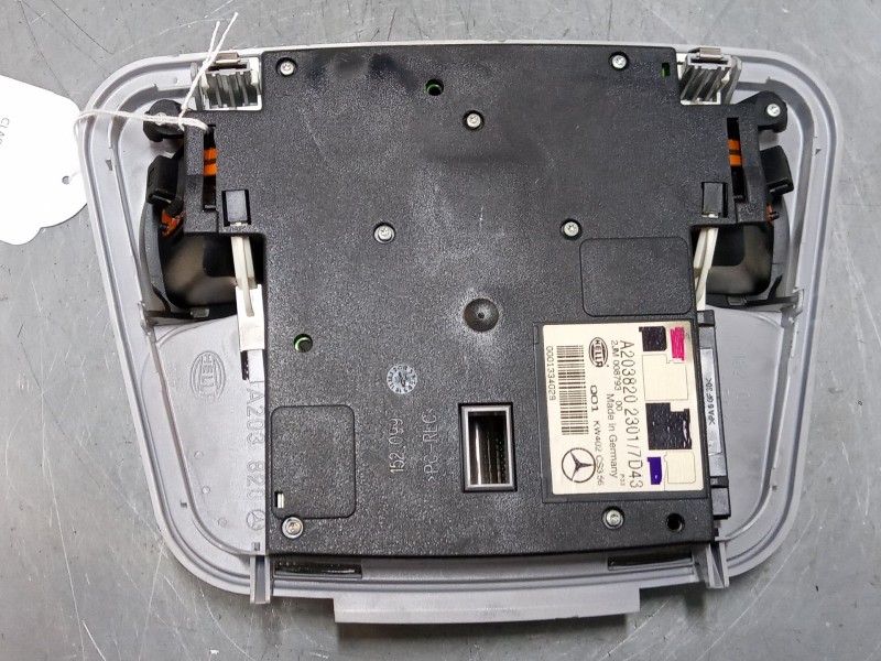 Recambio de luz interior delantera para mercedes-benz clase c (w203) c 200 kompressor (203.042) referencia OEM IAM A2038202301  