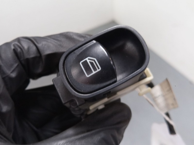 Recambio de mando elevalunas delantero derecho para mercedes-benz clase c (w203) c 200 kompressor (203.042) referencia OEM IAM A