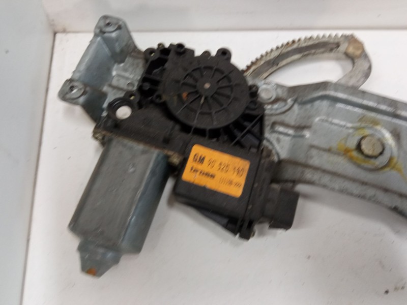 Recambio de elevalunas electrico derecho 3p para opel corsa b (s93) 1.7 d (f08, f68, m68) referencia OEM IAM 90520190  