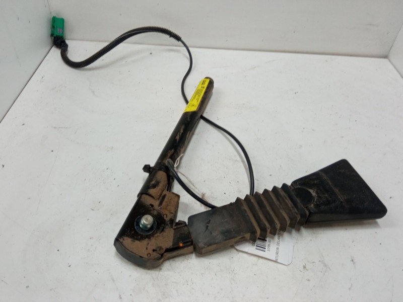 Recambio de anclaje cinturon delantero izquierdo para opel combo tour 1.3 cdti 16v referencia OEM IAM   