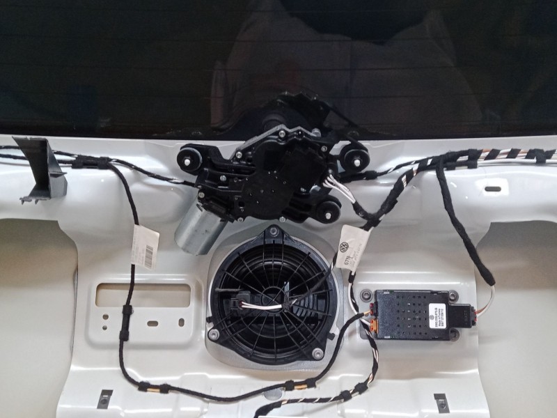 Recambio de porton trasero para volkswagen golf vi (5k1) 1.2 tsi referencia OEM IAM 5K6827025J  