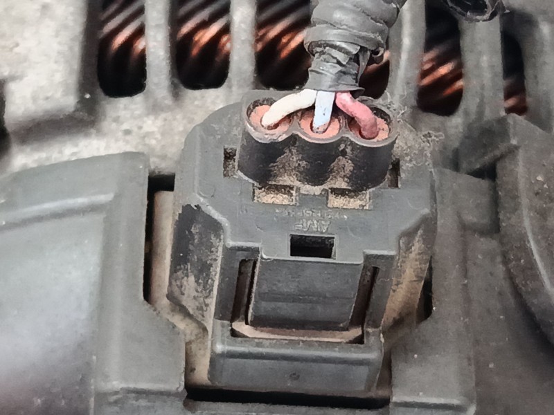 Recambio de alternador para mazda 3 (bk) 1.6 di turbo referencia OEM IAM 1042102710  