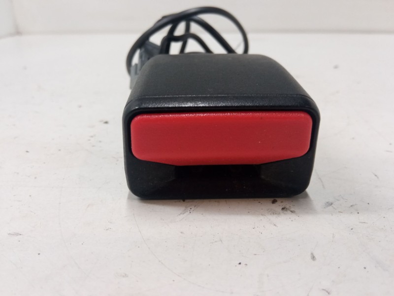 Recambio de anclaje cinturon delantero derecho para dacia sandero ii (b8_) tce 90 (b8m1, b8ma) referencia OEM IAM   