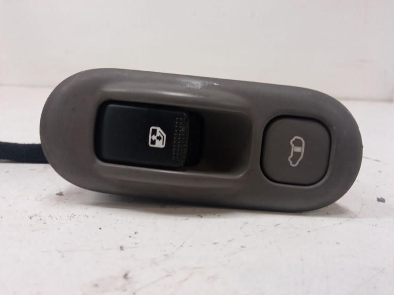 Recambio de mando elevalunas trasero izquierdo para kia carnival / grand carnival iii (vq) 2.9 crdi referencia OEM IAM   