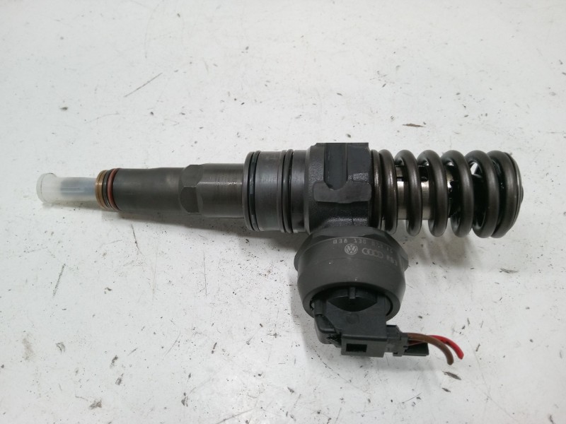 Recambio de inyector para volkswagen golf plus v (5m1, 521) 1.9 tdi referencia OEM IAM 038130073AG  