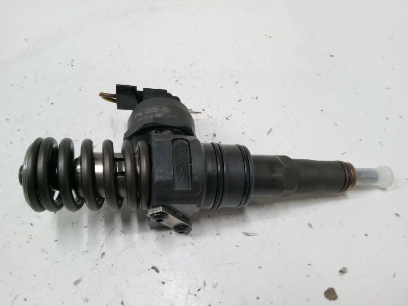Recambio de inyector para volkswagen golf plus v (5m1, 521) 1.9 tdi referencia OEM IAM 038130073AG  