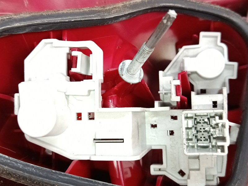 Recambio de piloto trasero derecho para ford fiesta vi (cb1, ccn) 1.6 tdci referencia OEM IAM 8A6113404A  