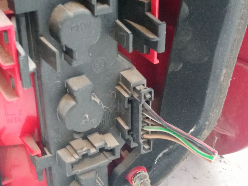 Recambio de piloto trasero izquierdo para volkswagen polo (6n2) 1.4 16v referencia OEM IAM   