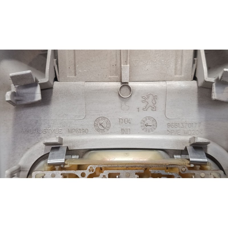 Recambio de luz interior delantera para peugeot 3008 i monospace (0u_) 1.6 hdi referencia OEM IAM 9681370177  