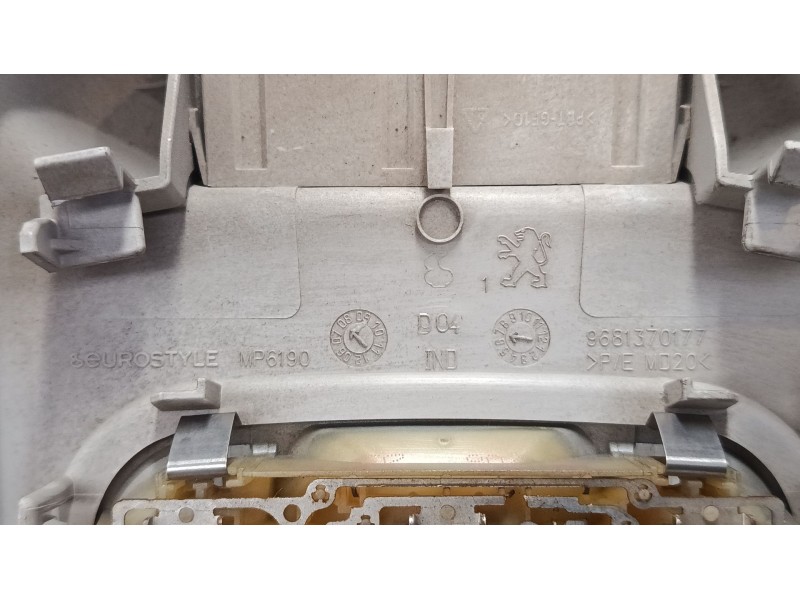 Recambio de luz interior delantera para peugeot 3008 i monospace (0u_) 1.6 hdi referencia OEM IAM 9681370177  