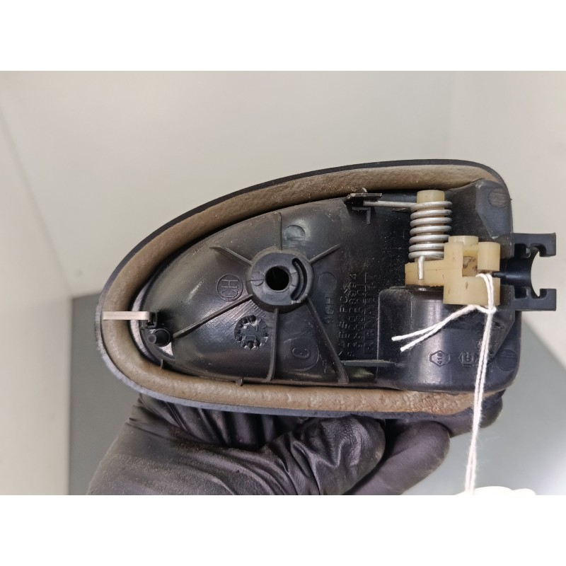 Recambio de maneta interior puerta delantera izquierda para renault megane i kombi van (ka_) 1.4 (ka0d) referencia OEM IAM 82000