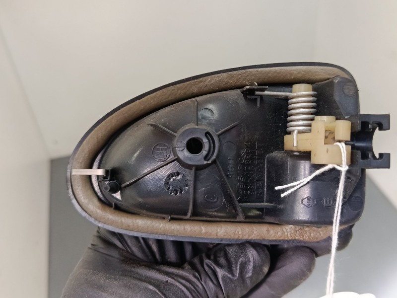 Recambio de maneta interior puerta delantera izquierda para renault megane i kombi van (ka_) 1.4 (ka0d) referencia OEM IAM 82000
