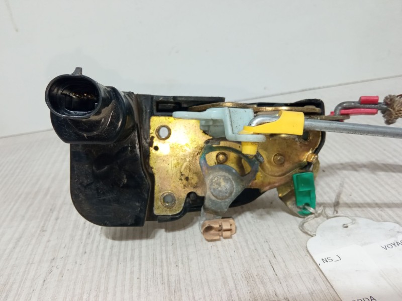 Recambio de cerradura puerta delantera izquierda para chrysler voyager / grand voyager iii (gs_, ns_) 2.4 i referencia OEM IAM  