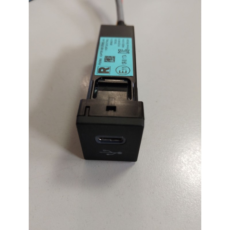 Recambio de puerto usb tipo c para toyota corolla station wagon (_e21_) 1.8 hybrid (zwe211) referencia OEM IAM 8619002110  