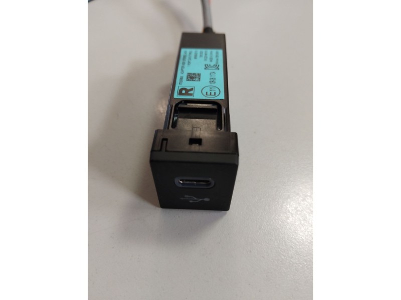 Recambio de puerto usb tipo c para toyota corolla station wagon (_e21_) 1.8 hybrid (zwe211) referencia OEM IAM 8619002110  