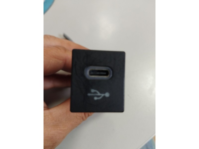 Recambio de puerto usb tipo c para toyota corolla station wagon (_e21_) 1.8 hybrid (zwe211) referencia OEM IAM 8619002110  
