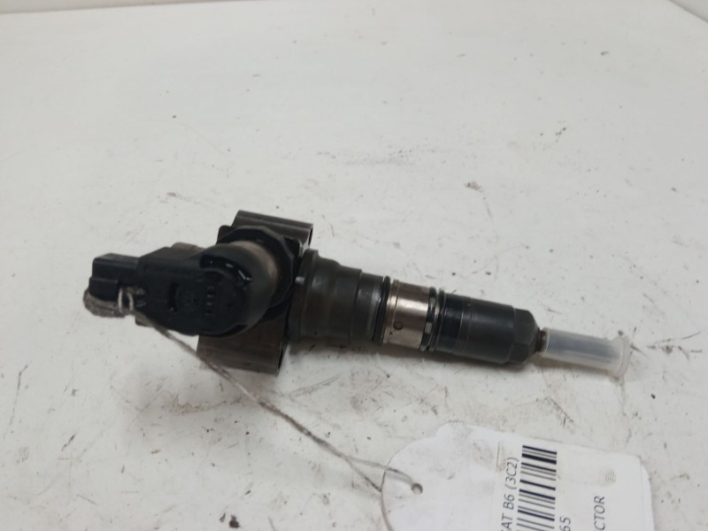 Recambio de inyector para volkswagen passat b6 (3c2) 2.0 tdi 16v referencia OEM IAM 031013  