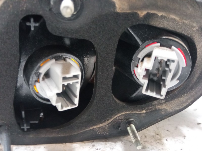 Recambio de piloto trasero izquierdo para mazda 3 sedán (bk) 1.6 di turbo (bk12y) referencia OEM IAM   