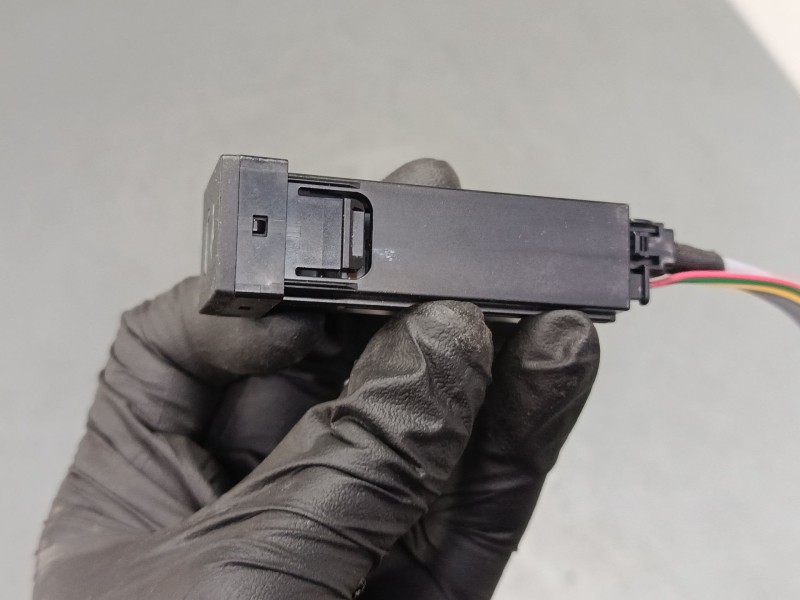 Recambio de puerto usb tipo c para toyota corolla station wagon (_e21_) 1.8 hybrid (zwe211) referencia OEM IAM 8619002110  