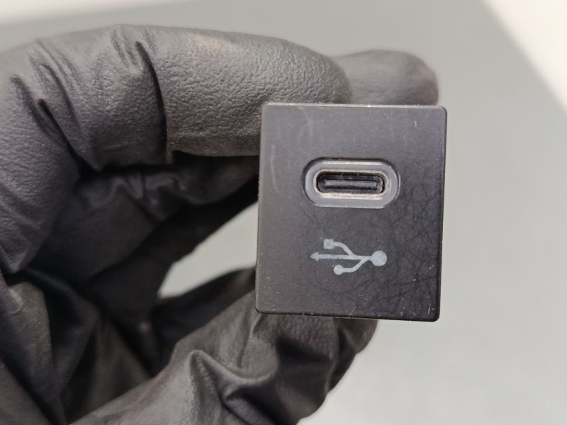 Recambio de puerto usb tipo c para toyota corolla station wagon (_e21_) 1.8 hybrid (zwe211) referencia OEM IAM 8619002110  