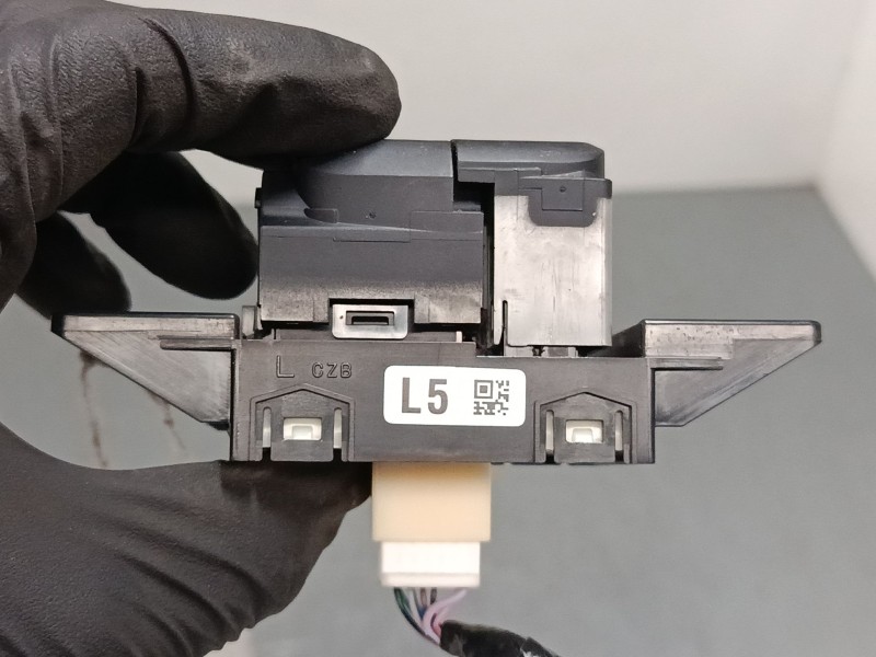 Recambio de boton freno mano para toyota corolla station wagon (_e21_) 1.8 hybrid (zwe211) referencia OEM IAM   