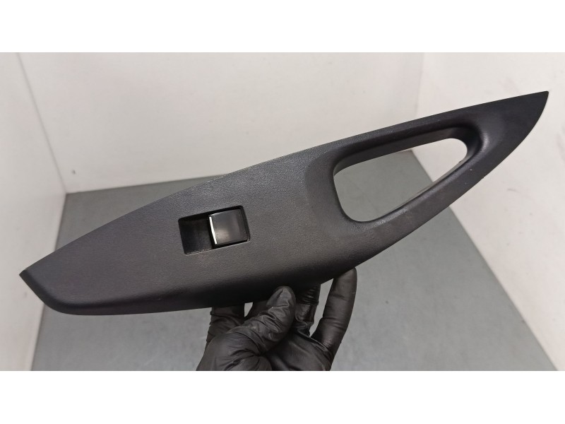 Recambio de mando elevalunas trasero derecho para toyota corolla station wagon (_e21_) 1.8 hybrid (zwe211) referencia OEM IAM   