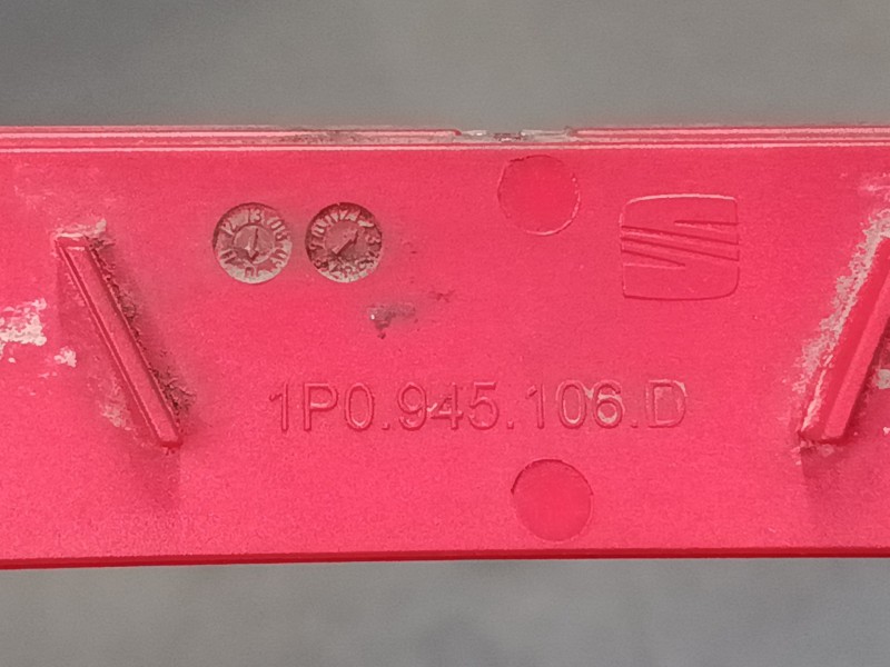 Recambio de catadioptrico trasero derecho para seat leon (1p1) 1.6 tdi referencia OEM IAM 1P0945106D  