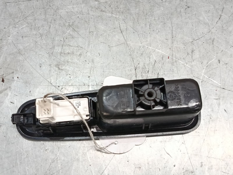 Recambio de mando elevalunas trasero izquierdo para citroën c3 iii (sx) 1.2 vti 82 referencia OEM IAM   