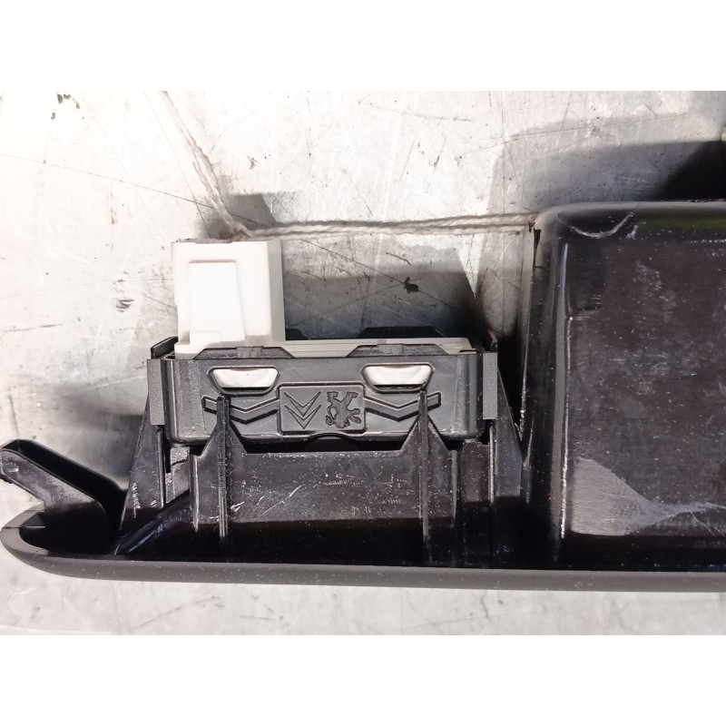 Recambio de mando elevalunas trasero derecho para citroën c3 iii (sx) 1.2 vti 82 referencia OEM IAM   
