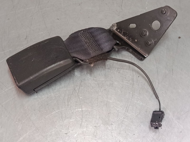 Recambio de anclaje cinturon trasero izquierdo para citroën c3 iii (sx) 1.2 vti 82 referencia OEM IAM   