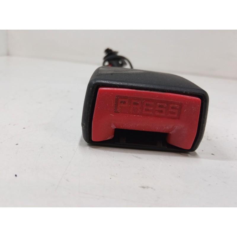 Recambio de anclaje cinturon delantero izquierdo para renault clio iii (br0/1, cr0/1) 1.5 dci (br17, cr17) referencia OEM IAM   
