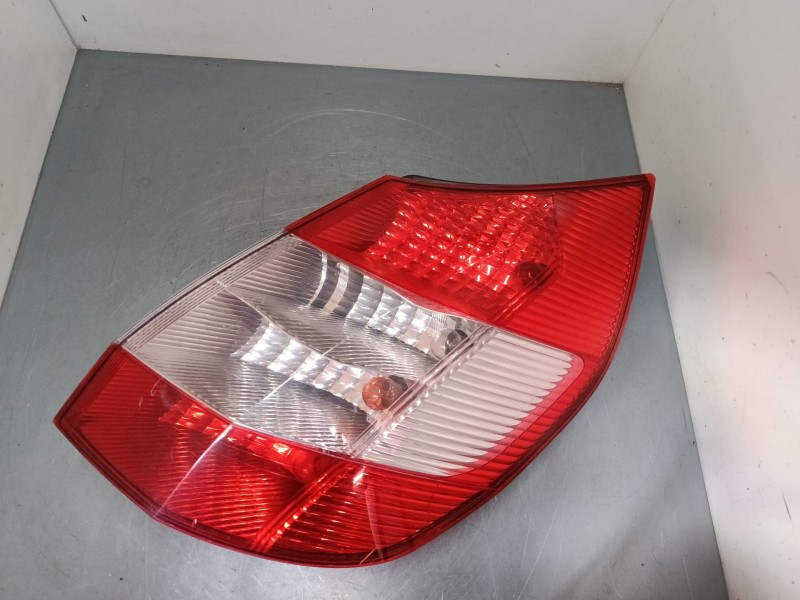 Recambio de piloto trasero derecho para renault scénic ii (jm0/1_) 1.6 (jm0c, jm0j, jm1b) referencia OEM IAM 8200127702  