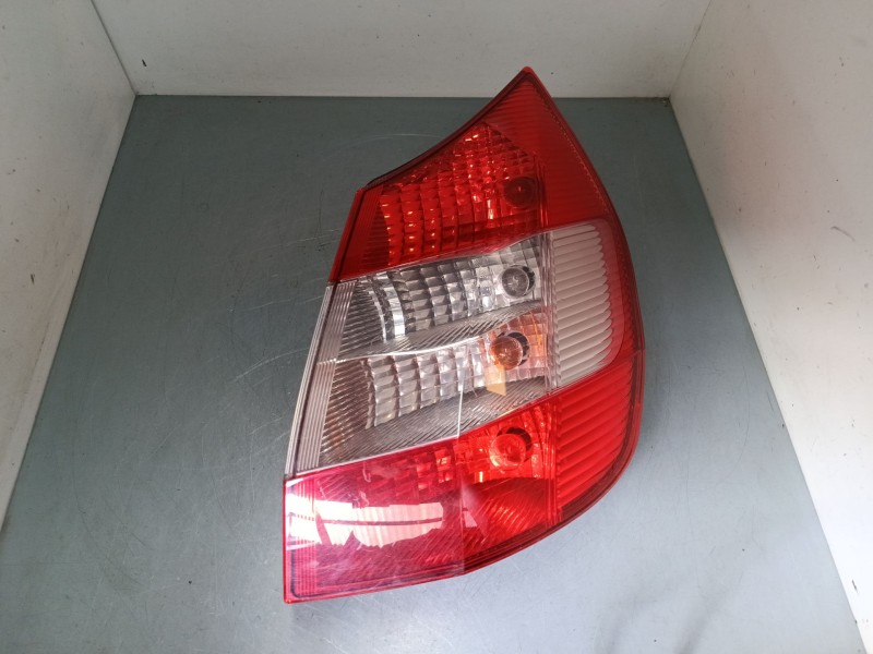Recambio de piloto trasero derecho para renault scénic ii (jm0/1_) 1.6 (jm0c, jm0j, jm1b) referencia OEM IAM 8200127702  