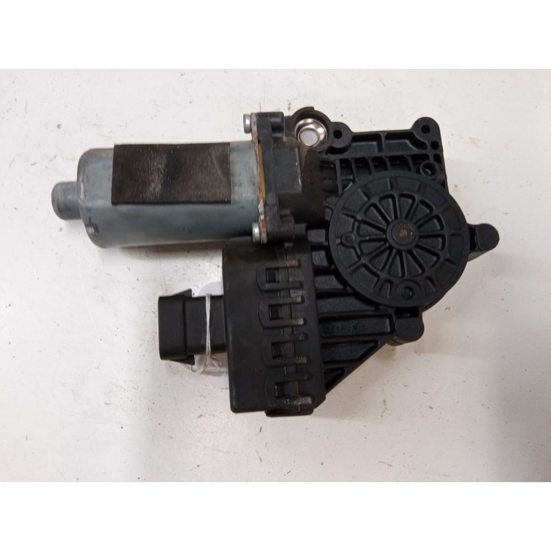 Recambio de motor elevaluna delantero derecho para opel zafira / zafira family b (a05) 1.9 cdti (m75) referencia OEM IAM   