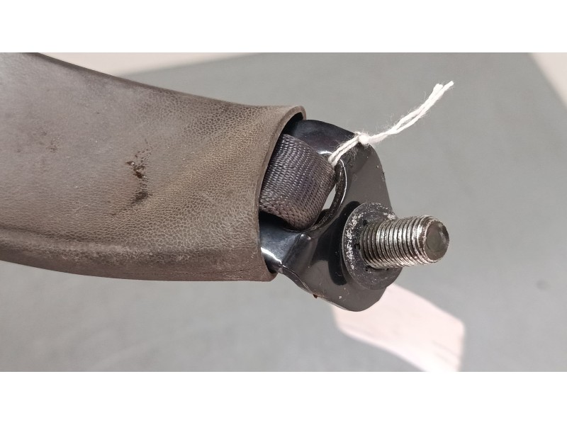 Recambio de anclaje cinturon delantero derecho para isuzu isuzu nkr 55 ea (2490mm) manual camion caja cerrada referencia OEM IAM