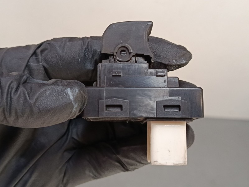Recambio de mando elevalunas delantero derecho para kia cee´d hatchback (ed) 1.6 crdi 115 referencia OEM IAM   