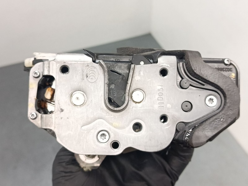 Recambio de cerradura puerta delantera derecha para opel astra j (p10) 1.7 cdti (68) referencia OEM IAM 3023880RH2  
