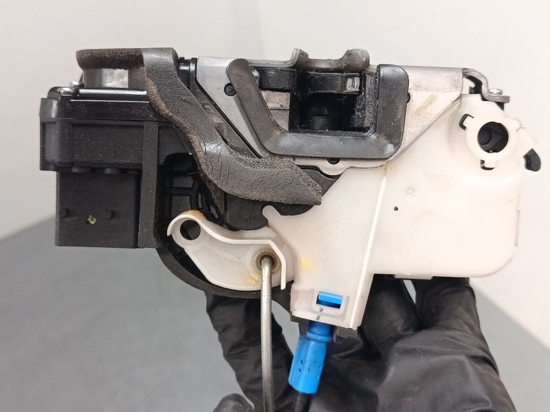 Recambio de cerradura puerta delantera derecha para opel astra j (p10) 1.7 cdti (68) referencia OEM IAM 3023880RH2  