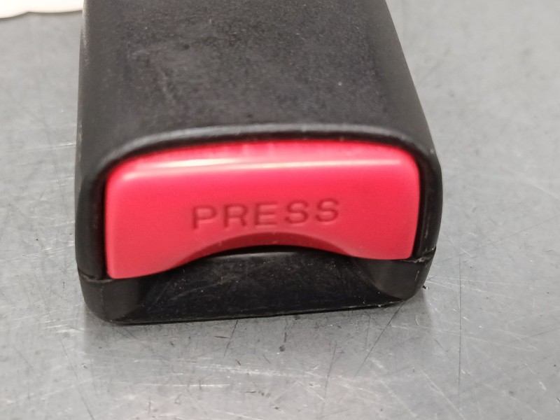 Recambio de anclaje cinturon delantero izquierdo para mazda 2 (de_, dh_) 1.5 (de5fs) referencia OEM IAM   