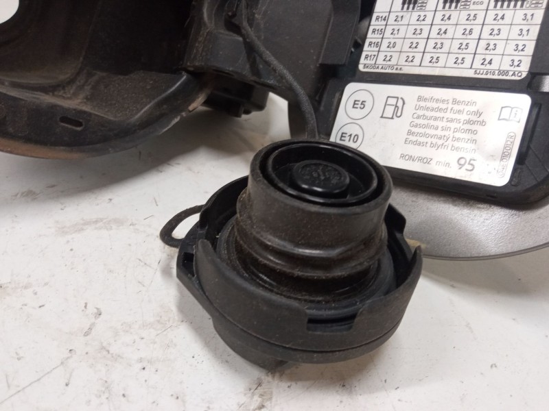 Recambio de tapa exterior combustible para skoda rapid spaceback (nh1) 1.0 tsi referencia OEM IAM   