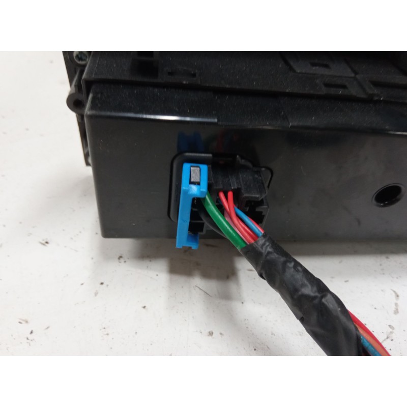 Recambio de motor elevaluna delantero izquierdo para kia carnival / grand carnival iii (vq) 2.9 crdi referencia OEM IAM 935704D3
