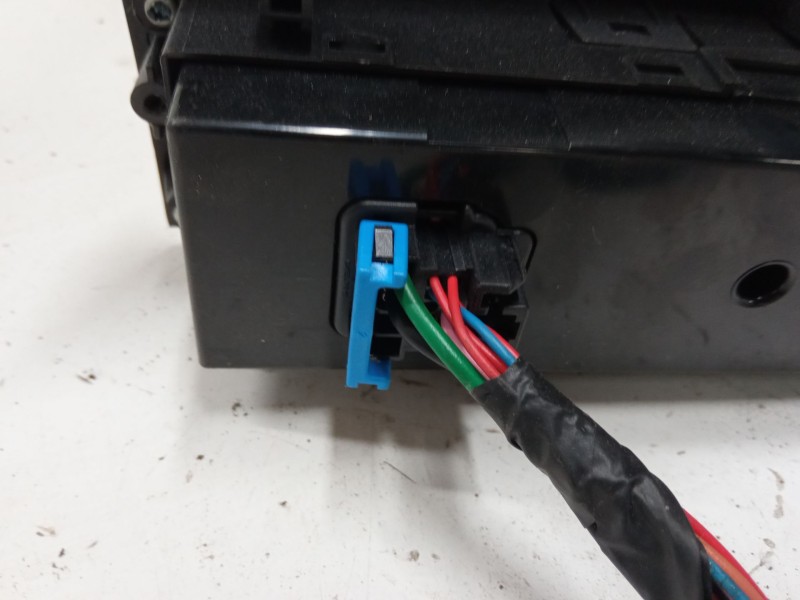 Recambio de motor elevaluna delantero izquierdo para kia carnival / grand carnival iii (vq) 2.9 crdi referencia OEM IAM 935704D3